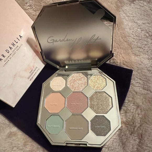 Dear Dahlia Eyeshadow Palette Blooming Edition - Picture 2 of 3